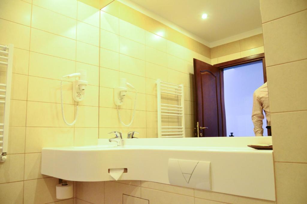 Hotel Miraj Ramnicu Valcea Quarto foto